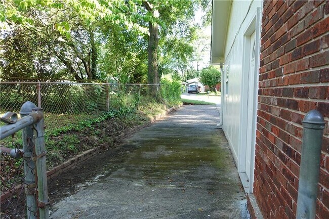 Building Photo - 186 Zelma St SW
