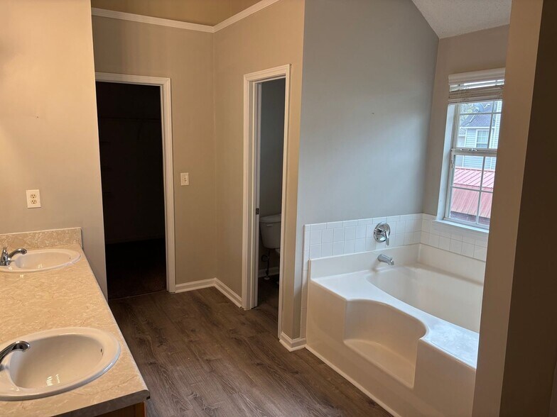 Building Photo - 1116 Setter Trce