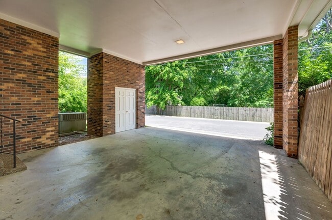 Building Photo - Awesome 3BE/2BA home in the heart of Green...