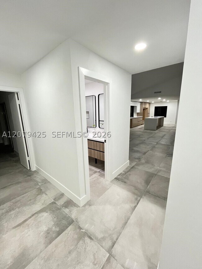 Building Photo - 3352 Lakeview Dr