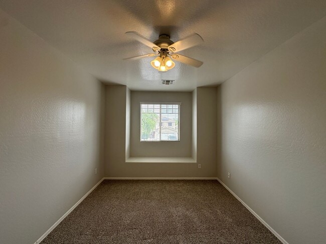 Building Photo - Promotion!  4 Bed 2.5 Bath Home with Split...