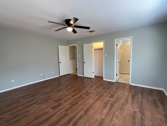 Building Photo - *NOW AVAILABLE* Absolutely Gorgeous 2 Bedr...