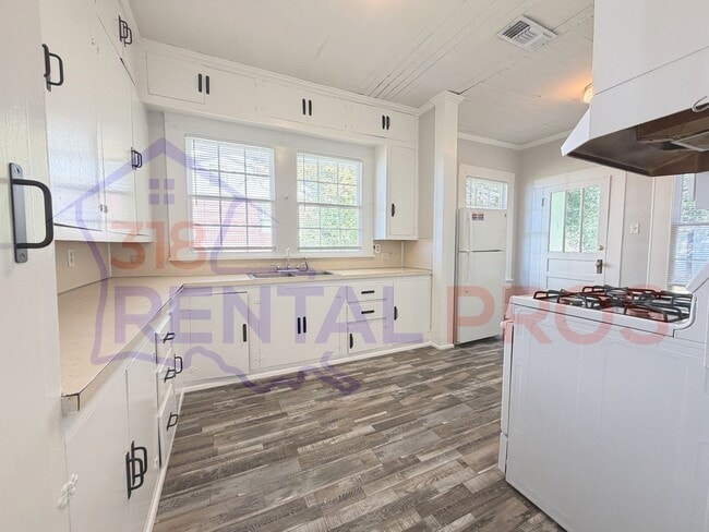 Building Photo - Recently Updated 3 Bedroom House