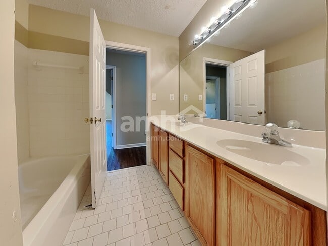 Building Photo - 6857 Briarfield Ln