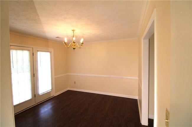 Building Photo - 2320 Ridgedale Dr SW