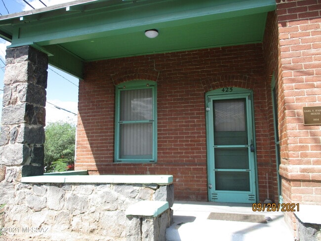 Building Photo - 425 E 8th St