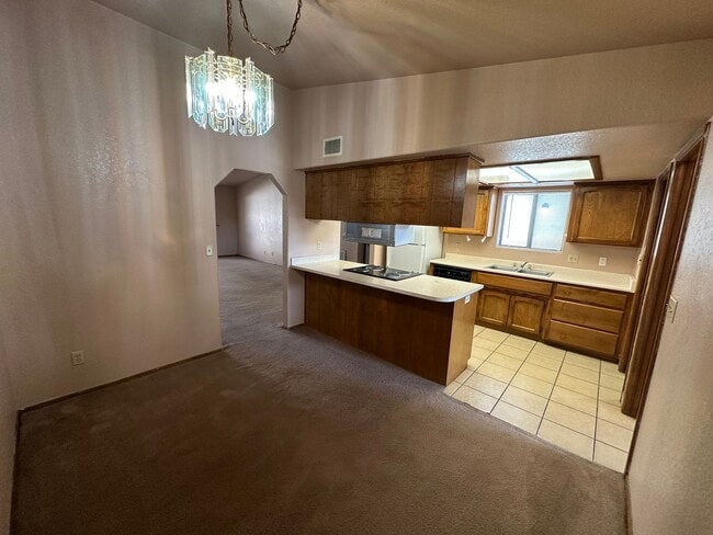 Building Photo - Cute 2 bedroom, 2 bathroom home with firep...