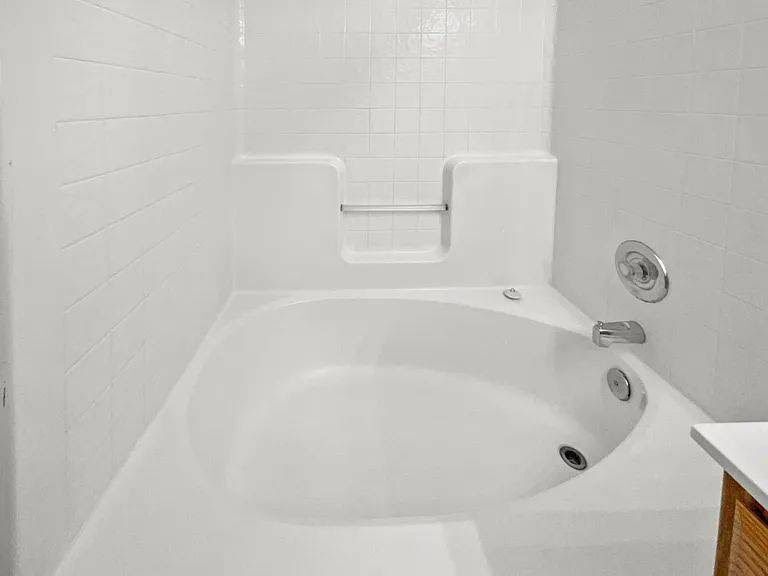 Building Photo - 1041 Shenencock Way