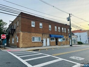 Building Photo - 530 Valley Brook Ave