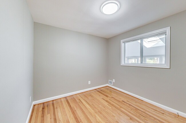 Building Photo - Spacious 3BR/2BA Rambler with Heated Sun-room and Slate Patio!