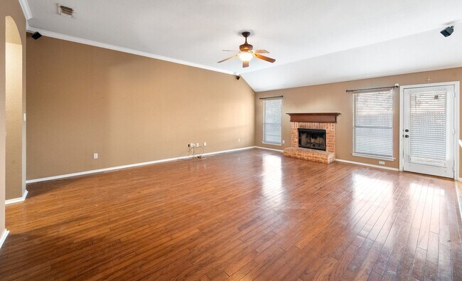 Building Photo - Burleson 3/2/2