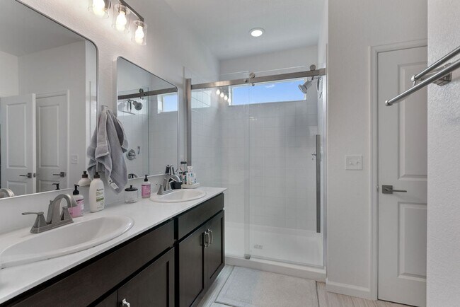 Building Photo - 4 Bedroom, 2 bath in Fort Collins - Backs ...
