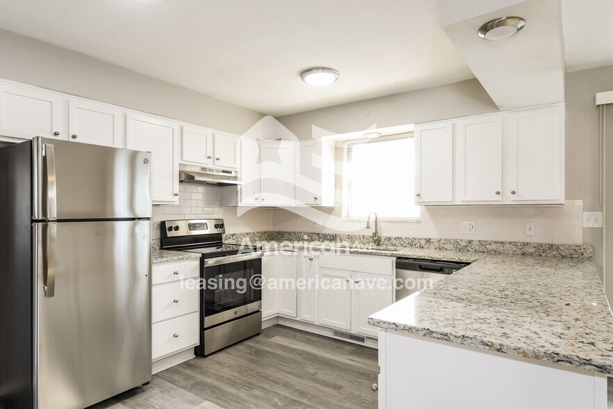 Building Photo - 630 W Adams St