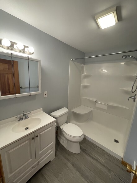 Full bathroom 1 - 280 Washington Ave