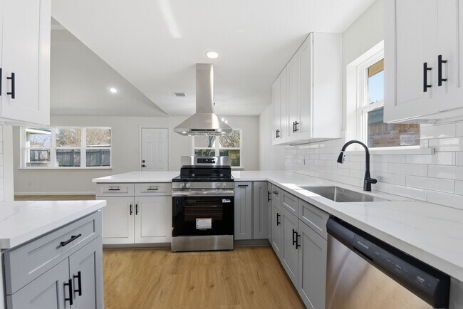 Building Photo - 7310 Sonnet Glen Ln