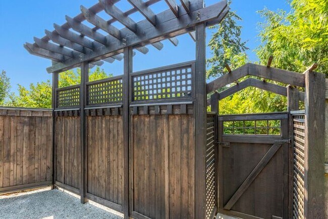 Building Photo - Elegant Air-Conditioned Newly Remodeled Matthews Beach Rambler