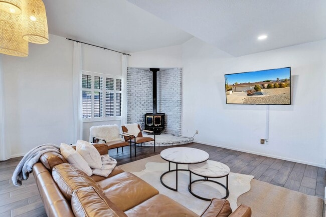 Building Photo - Must See 4 bedroom 2 bath Home