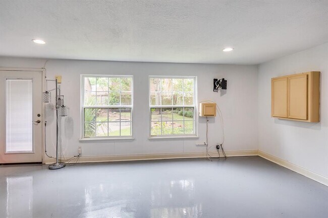Building Photo - 11503 Lakeside Pl Dr