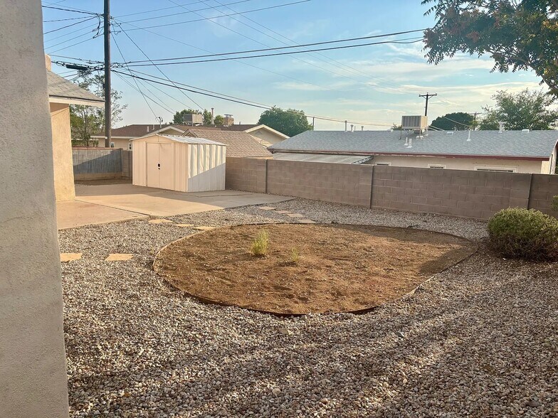 Building Photo - 1501 Tomasita St NE