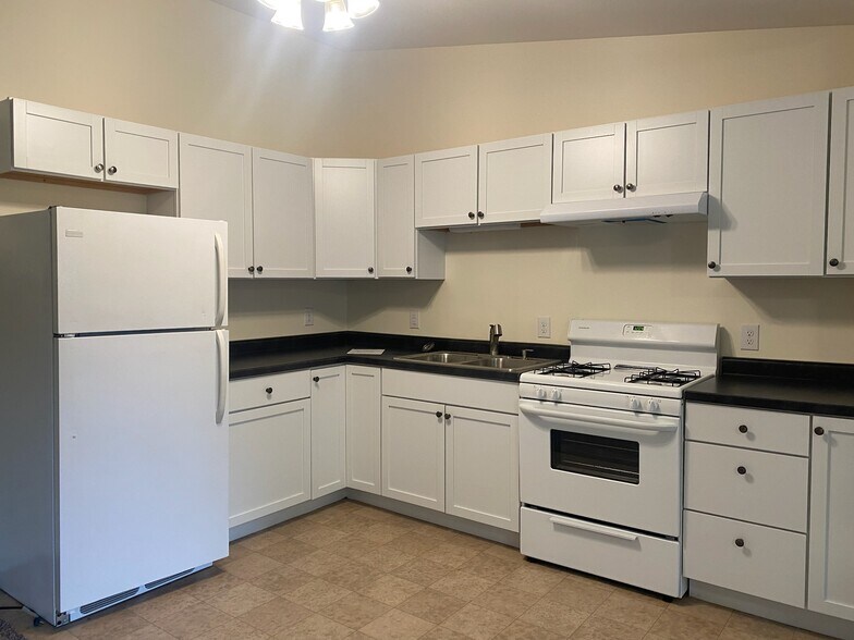 Building Photo - 122 S Hillsdale St