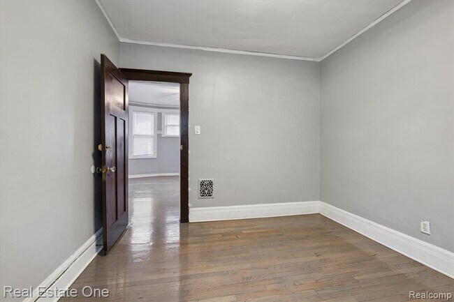 Building Photo - 304 Hendrie St