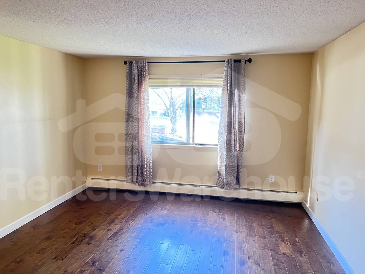 Building Photo - 1304 W Medicine Lake Dr