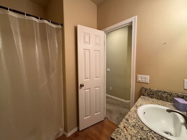 Building Photo - 3 Bedroom, 3 Bathroom House - Walking distance to the beach