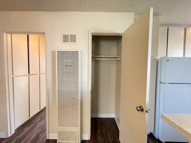 Building Photo - Downstairs 1-Bedroom Apartment, Private Patio, New Carpet & On-Site Laundry