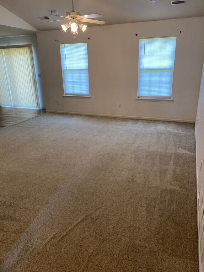 Building Photo - 3 bedroom/2 bathroom single family home!  ...