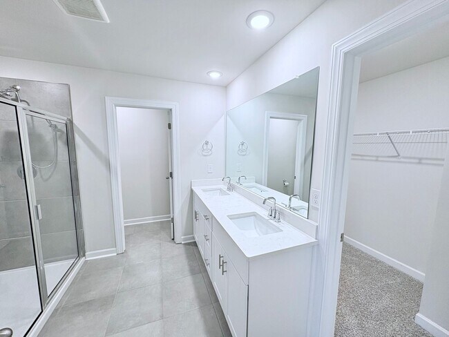 Building Photo - 220 Coulter Ct