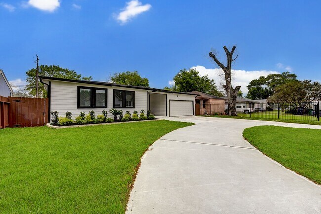 Building Photo - 4Bed/ 2Bath Gorgeous Home!