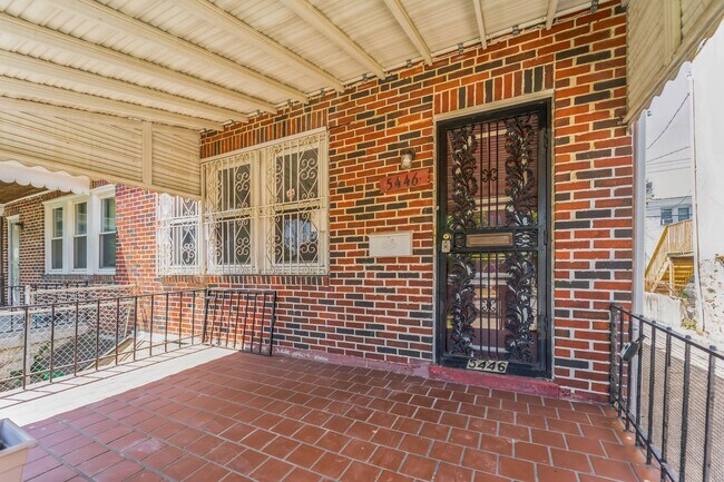 Building Photo - Narcissus