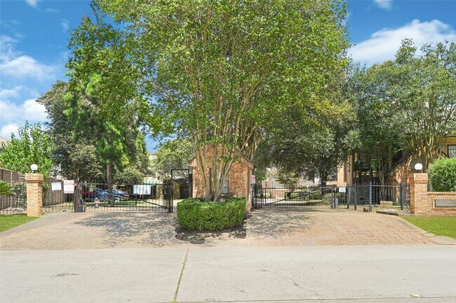Building Photo - 16800 Sugar Pine Dr