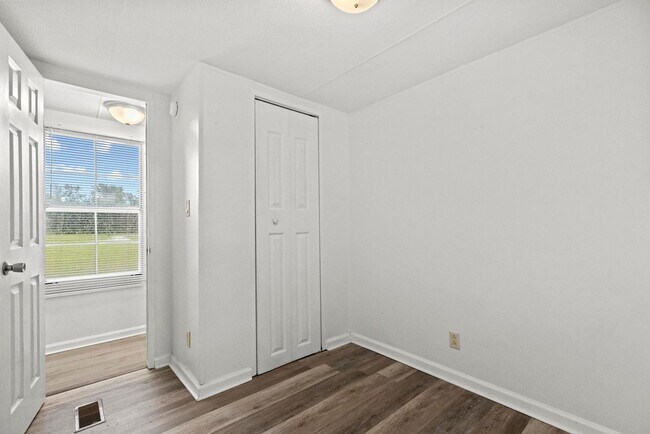 Building Photo - 3 bedroom Available Now!