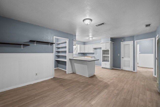 Building Photo - Large 3/2 with Access to Loop 289 and Idalou Highway