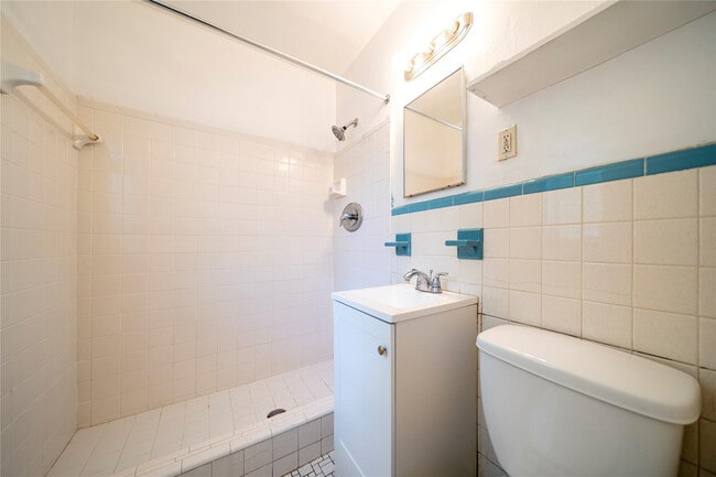 Building Photo - 420 NE 1st Ave.