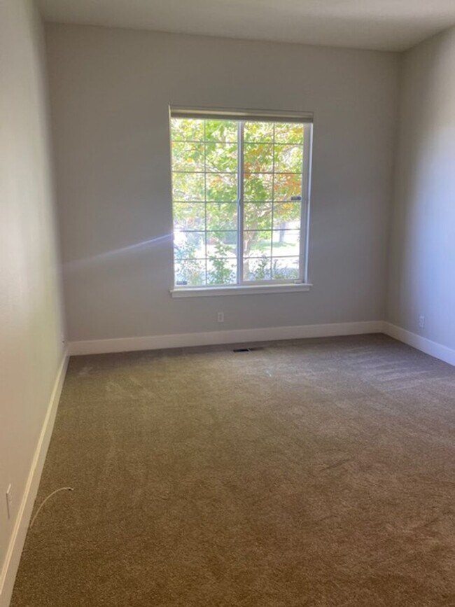 Building Photo - Sweet, perfect 10 located in Caughlin Ranc...