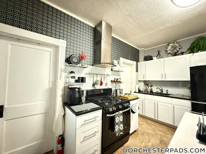 Building Photo - 40 Arbutus St