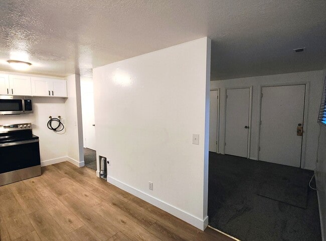 Building Photo - 2 BD 1 Bath Condo Remodeled Through-Out