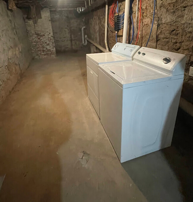 Private Washer/Dryer - 1728 N Sydenham St