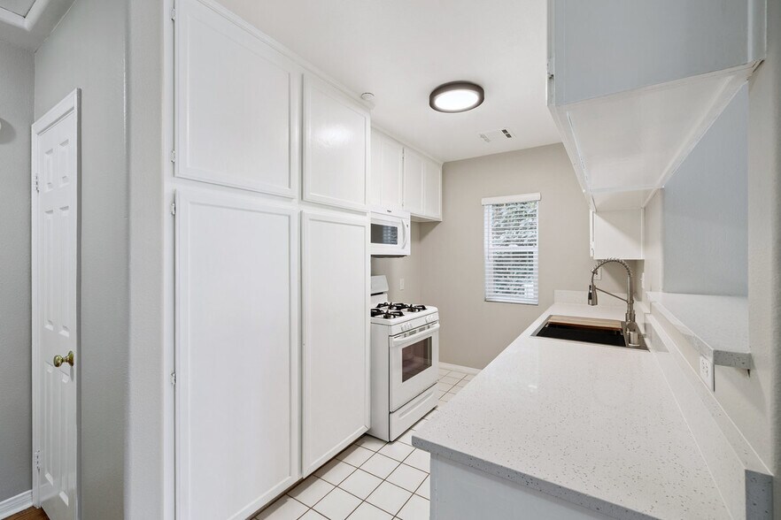 Building Photo - 3709 Las Flores Canyon Rd