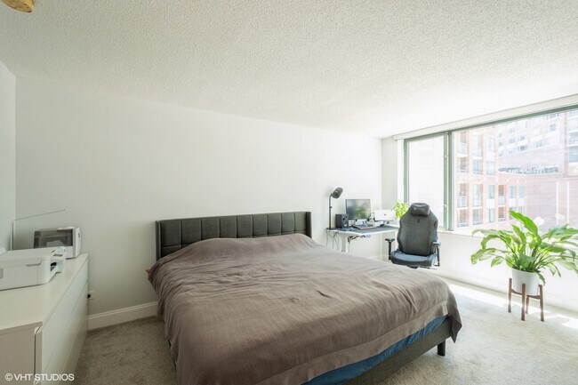 Building Photo - 440 N McClurg Ct