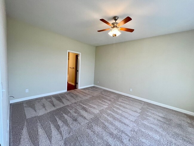 Building Photo - 3 Bed Townhome in Excellent West Side Location!