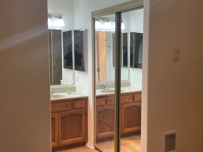 Building Photo - Spacious Clinton Home with New Upgrades!