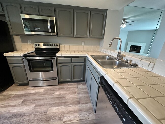 Building Photo - FOR RENT: 2Bd/1.5Ba Upgraded Townhome In T...