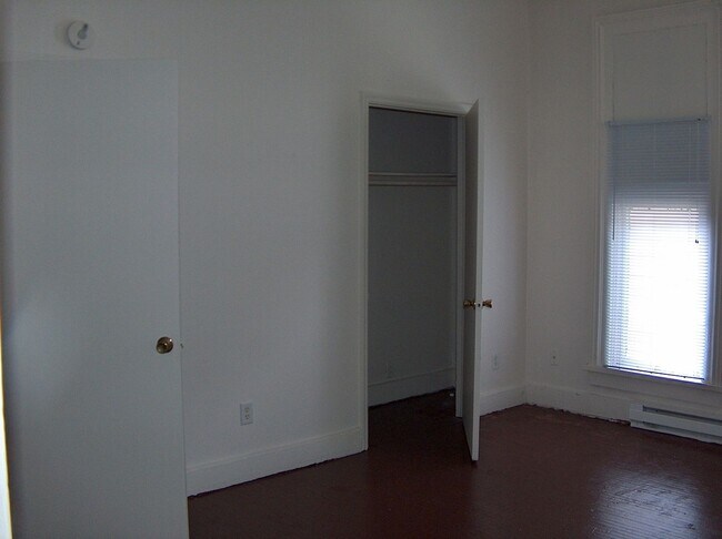 Building Photo - 911 N 9th St Rd