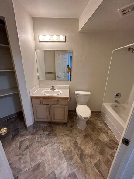 Hall bath - 220 E Mission Ave