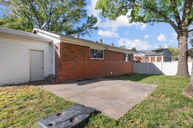 Building Photo - 3280 Brookshire Dr