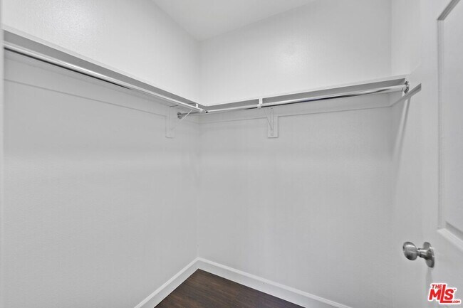 Building Photo - 1128 Irolo St