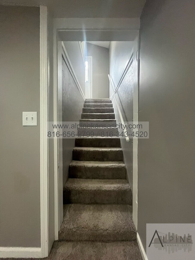 Building Photo - 5 Bedrooms, PLUS Rec Room in Gladstone!